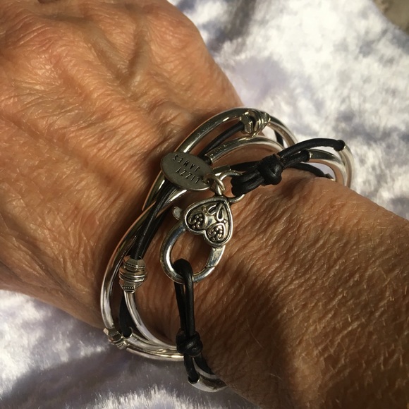 ☘️Lizzy James Heart Charm Wrap Bracelet☘️ - Picture 1 of 6